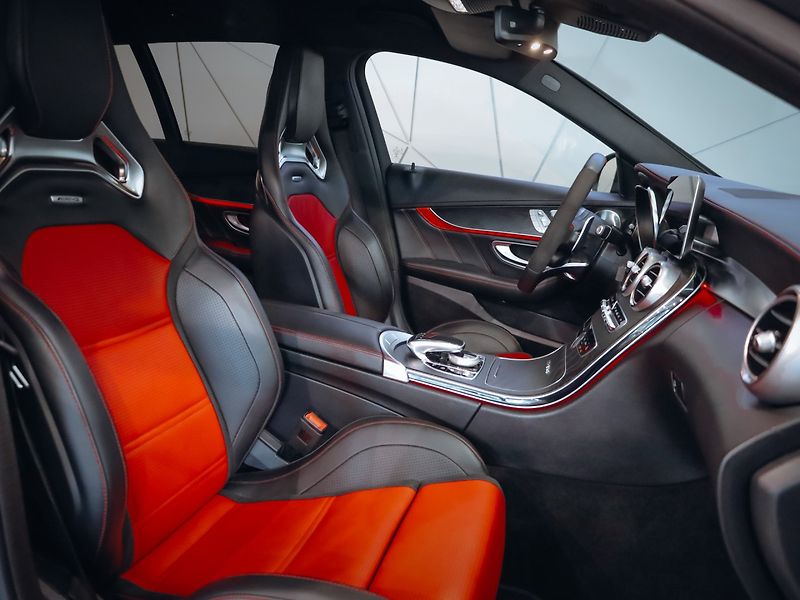 Mercedes-Benz Třídy C C 63 AMG 4MATIC 4.0 V8 - fotka 26 z 33