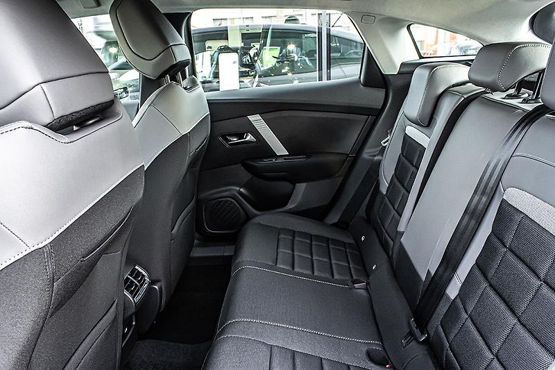 Citroën C4 (2026) 1,2 PLUS Hybrid 145k Automat - fotka 16 z 16