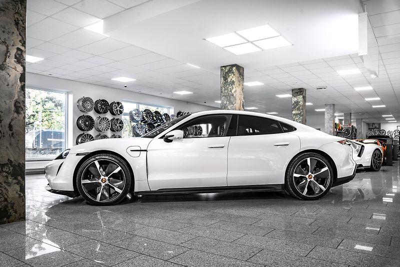 Porsche Taycan Turbo S PCCB/PDCC/PDLS+/PTV/BU - fotka 3 z 30