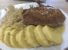 Porce tu jsou jak pro dřevorubce.