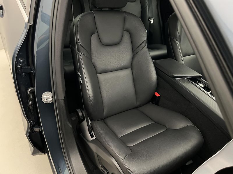 Volvo XC60 B4 AWD MOMENTUM PRO AUT - fotka 19 z 40