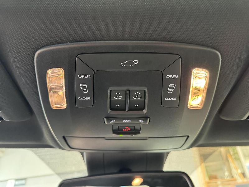 Toyota Sienna XSE 2,5 HEV AWD - fotka 39 z 46
