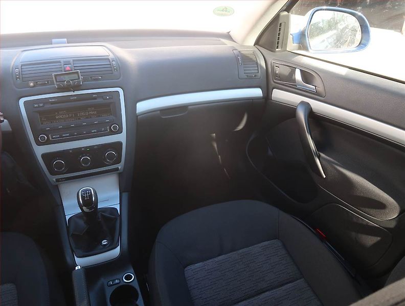 Škoda Octavia (2011) Ambiente 1.6 TDI, nová STK - fotka 8 z 16