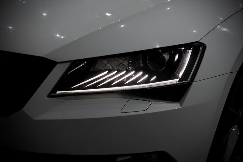Škoda Superb 3 2.0 TSI 162 kW DSG Sportline - fotka 11 z 48