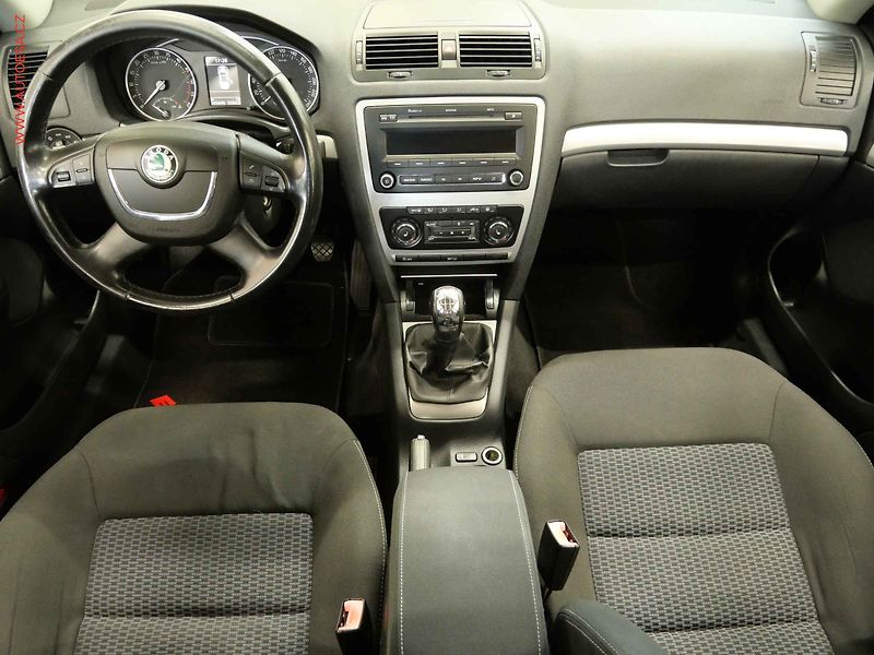 Škoda Octavia (2010) 1.6 TDi, Elegance, xenon - fotka 8 z 25