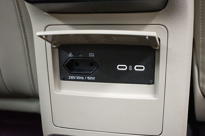 Škoda Superb 2.0 TDI L&K*TAŽNÉ*DPH*ČR 1.MAJ - fotka 16 z 52