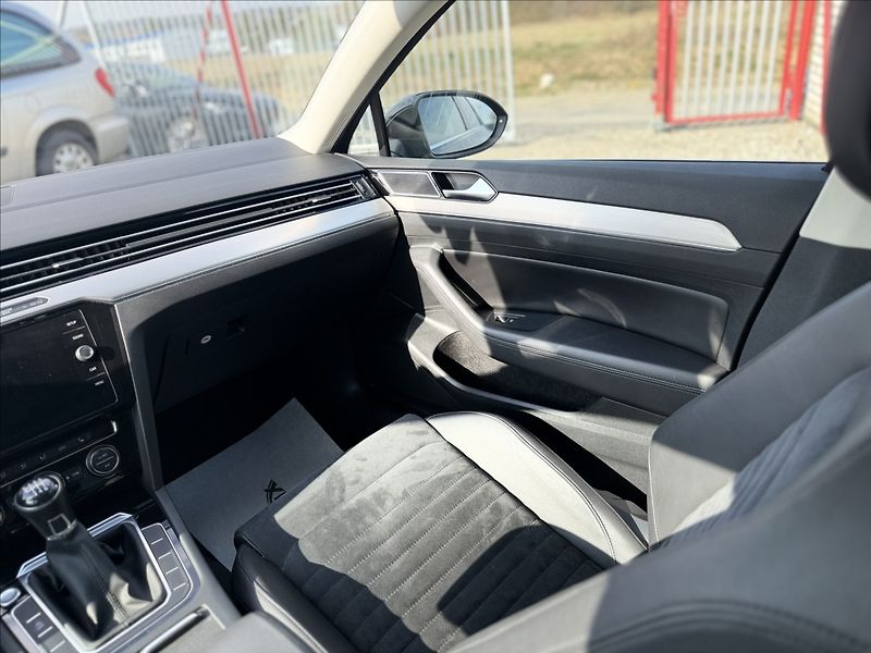 Volkswagen Passat 2,0 110kW R-LINE 93tKm ČR DPH - fotka 32 z 41