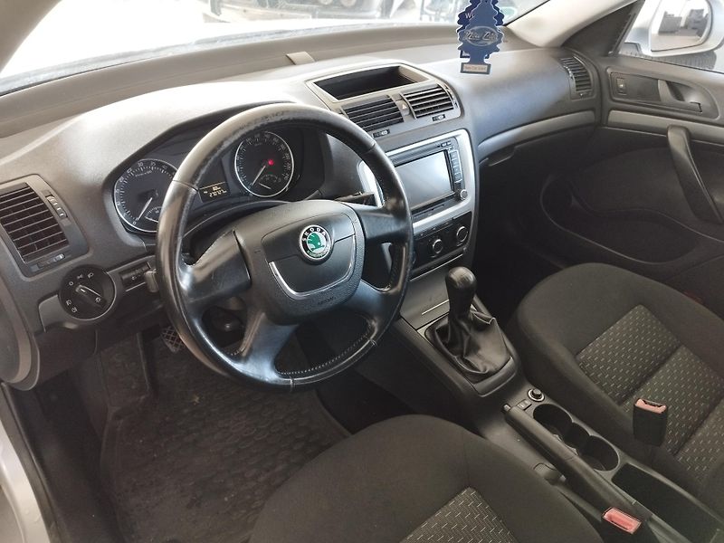 Škoda Octavia (2010) 1,6TDi 77KW KLIMA ALU NAVI - fotka 16 z 21