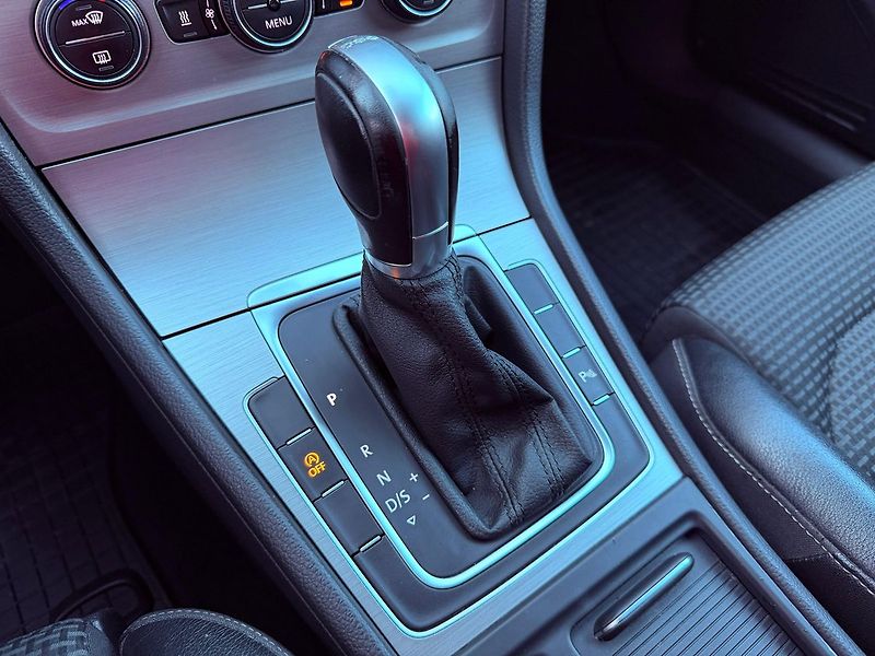 Volkswagen Golf 1.6 TDi DSG Highline, Navi - fotka 21 z 28