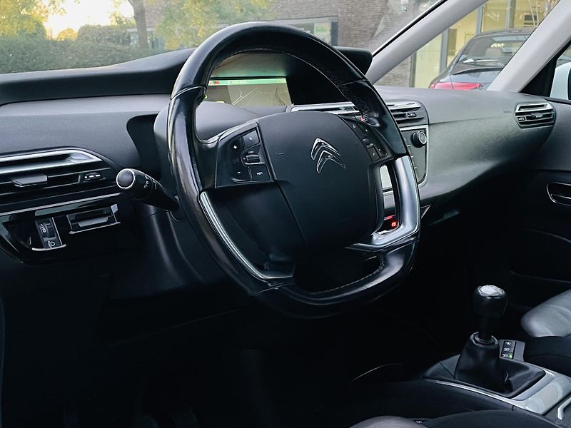 Citroën Grand C4 Picasso 2.0HDi MANUÁL 7MÍST KAMERY 360 - fotka 28 z 52