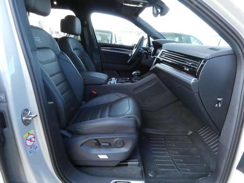 Volkswagen Touareg (2024) R-Line 3.0 TDI - NEZ.TOPENÍ - fotka 22 z 30
