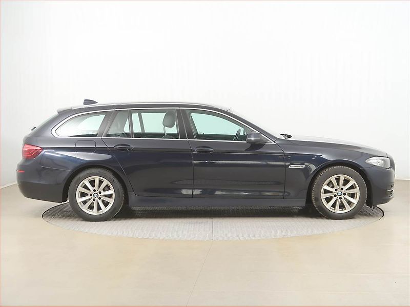 BMW Řada 5 (2015) 520d xDrive, 4X4, Automat - fotka 6 z 16