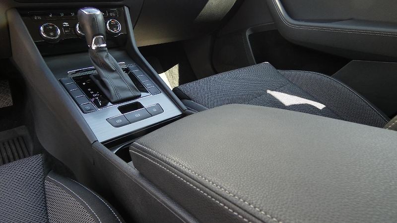 Škoda Superb Combi 2,0 TDI DSG Style - fotka 6 z 25