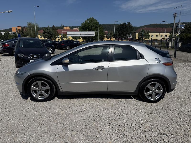 Honda Civic (2006) 1,4i-VTEC,SPORT,rezervace - fotka 7 z 36