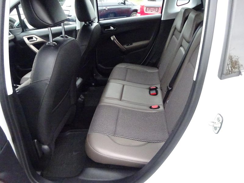 Peugeot 2008 1.2 VTi Allure AUTOMAT SERVIS - fotka 7 z 34