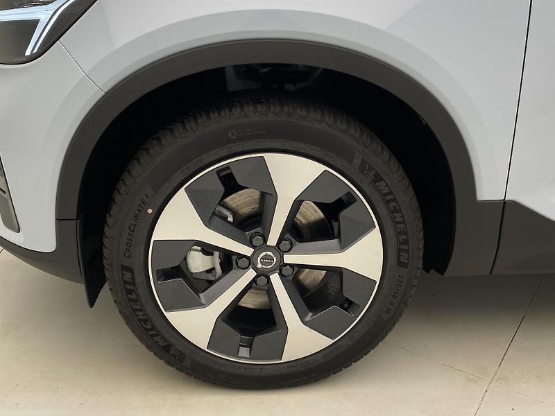 Volvo XC40 (2025) B3 AUT DARK PLUS - fotka 18 z 64