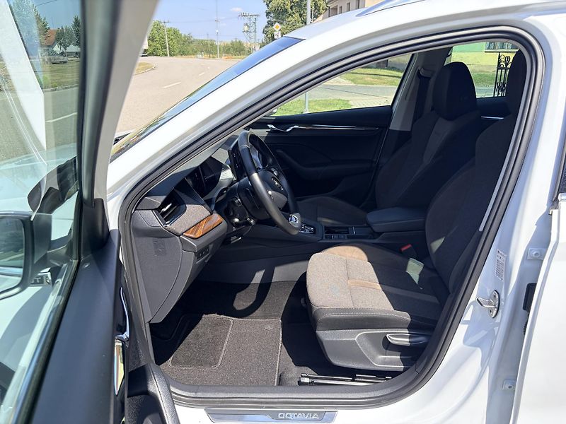 Škoda Octavia SCOUT 2.0 TDI DSG MATRIX - fotka 13 z 56