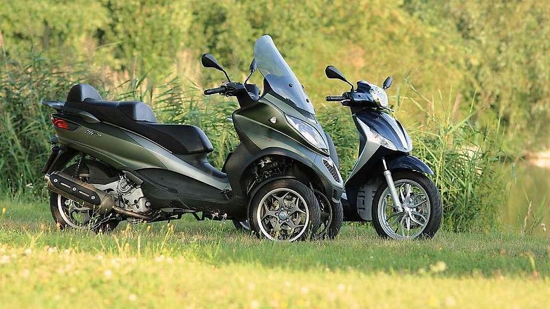 Piaggio MP3 500ie Sport LT (vlevo) a Piaggio Medley 125ie.