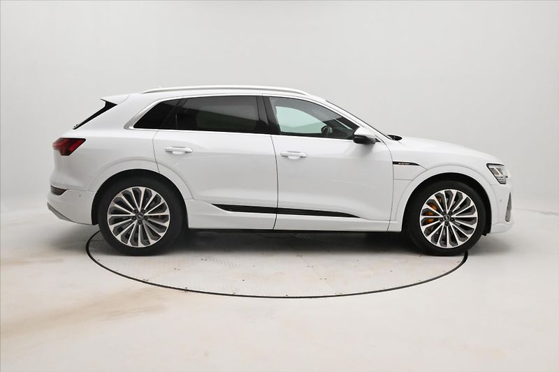 Audi e-tron 55 300 kW QUATTRO S-LINE Záruk - fotka 4 z 31