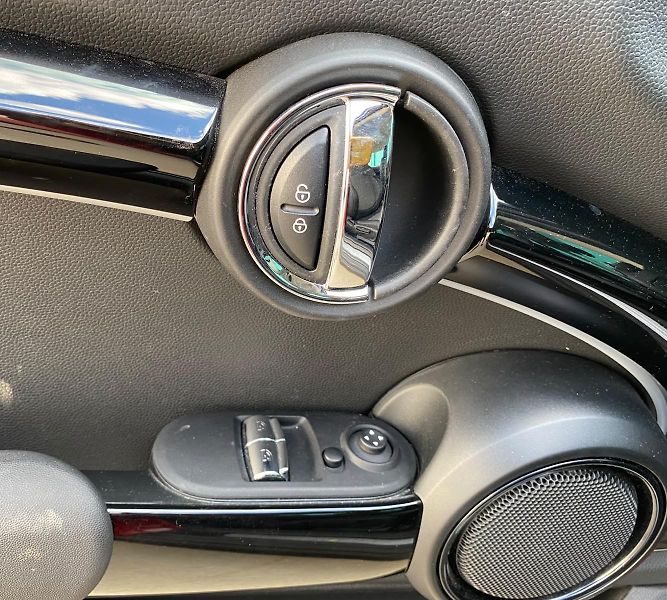 Mini Cooper (2022) SE 135 kW 2022 - fotka 16 z 18