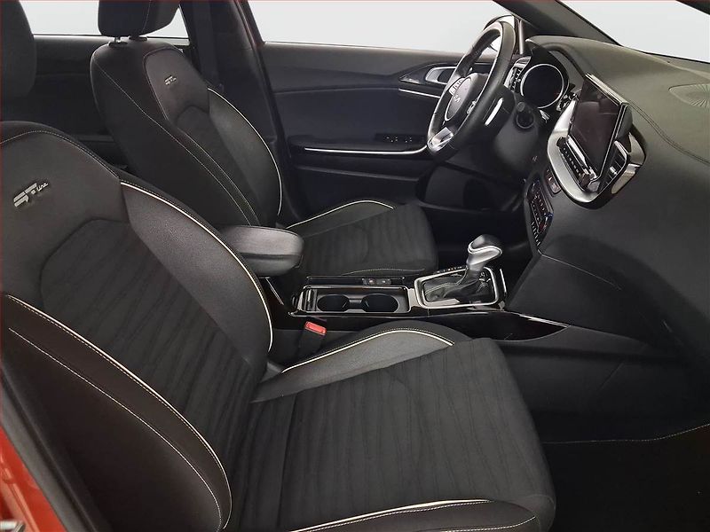 Kia Ceed (2023) 1.5 T-GDI - fotka 9 z 17
