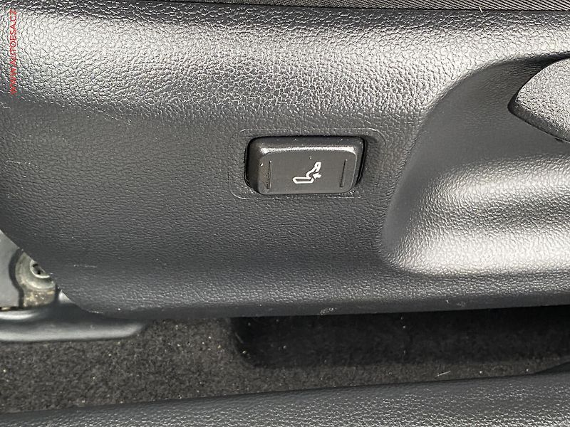 Toyota Corolla (2023) 1.5 VVT-i, ČR, Comfort - fotka 12 z 20