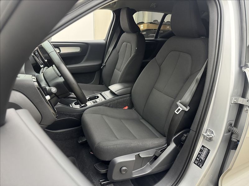 Volvo XC40 2,0 D3 AUTOMAT VÝHŘEV TAŽNÉ - fotka 30 z 41