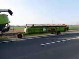 Kombajn na dálnici D11.