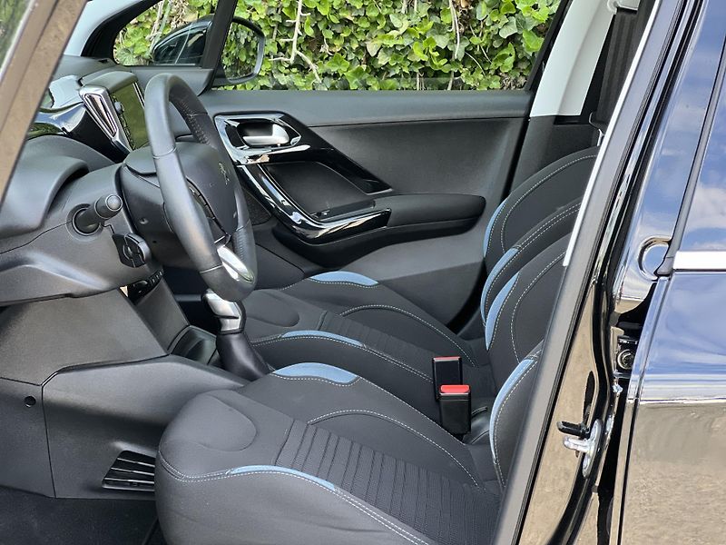Peugeot 208 1.2i KLIMA PANORAMA TEMPOMAT - fotka 10 z 44