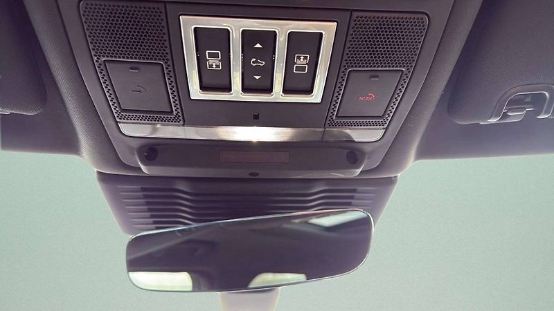 Land Rover Discovery R-Dynamic 3.0l MHEV AWD 8AT (2 - fotka 31 z 46