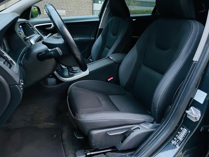 Volvo V60 2.0D3 5V AUT VÝHŘEV SERVISKA - fotka 31 z 47