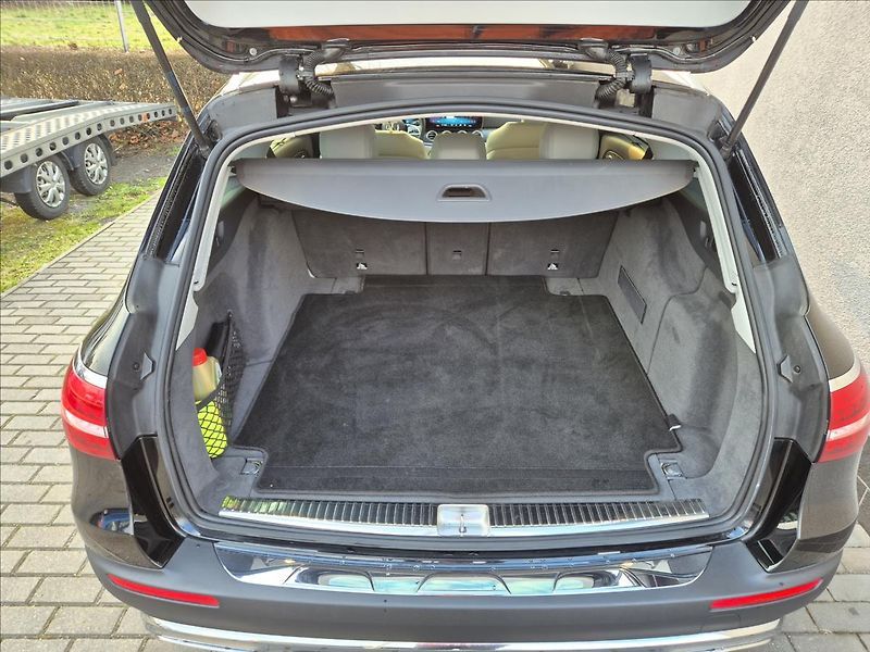 Mercedes-Benz Třídy E 3,0 400d All-Terrain 4MATIC - fotka 17 z 35