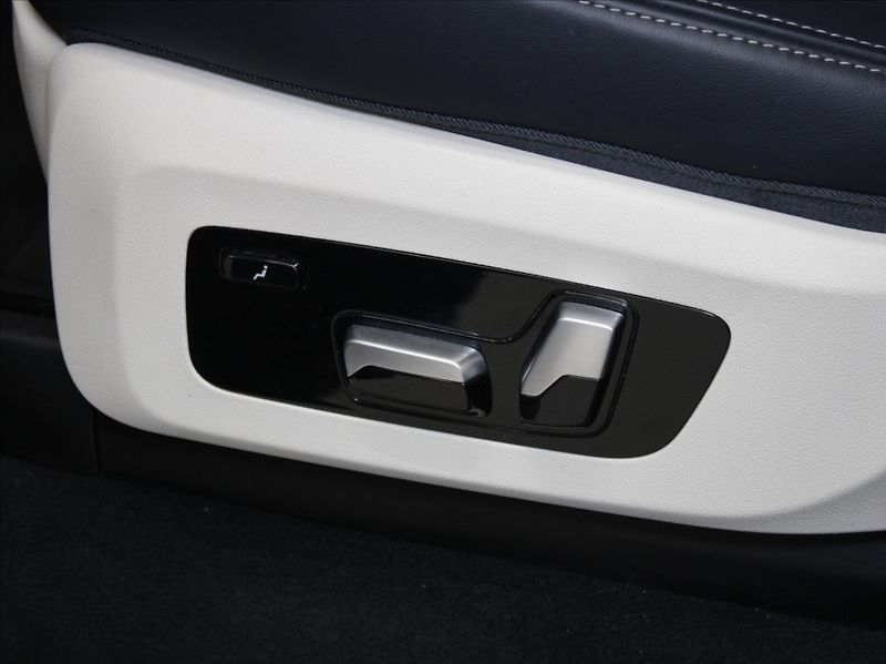 BMW X7 3,0 40xD M-paket B&W 6-míst ČR - fotka 40 z 51