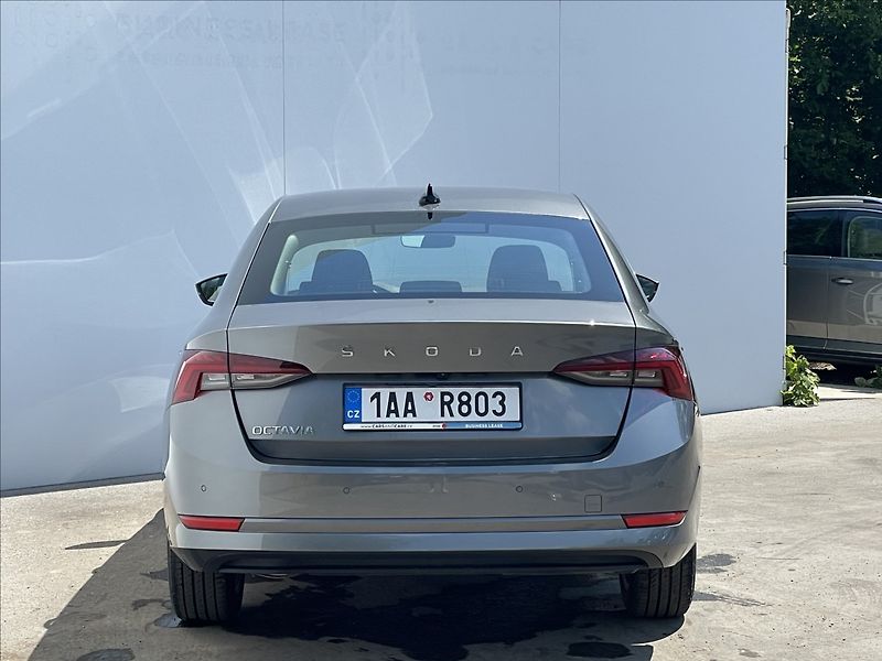 Škoda Octavia 2,0 TDI DSG Style Plus LED+PDC - fotka 22 z 23