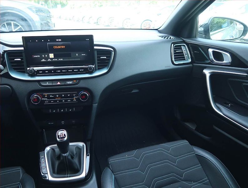 Kia Ceed (2024) 1.5 T-GDI - fotka 8 z 16