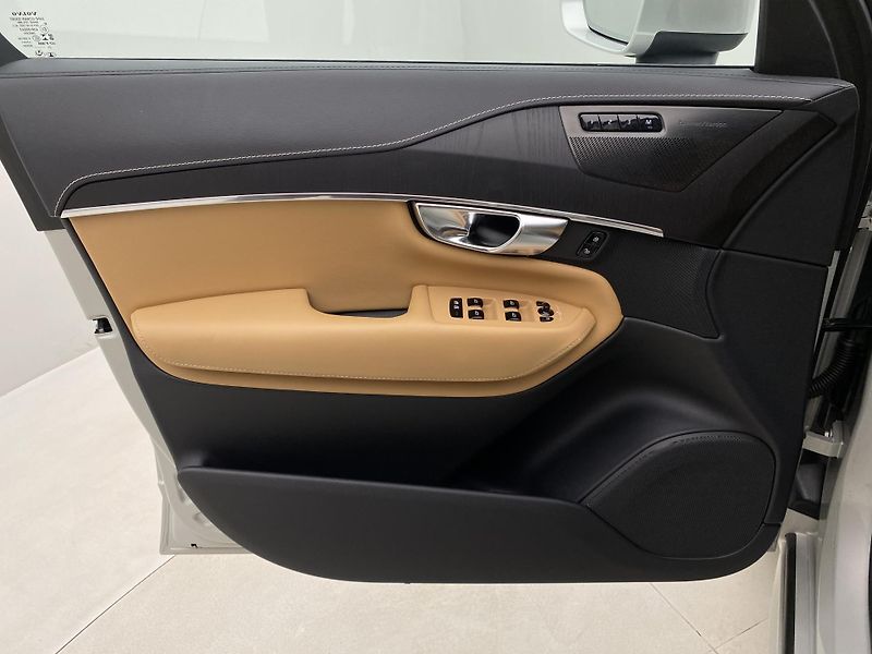 Volvo XC90 B6 AWD INSCRIPTION AUT CZ 7m - fotka 7 z 55