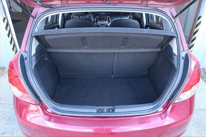 Hyundai i20 (2014) 1.2 - fotka 13 z 15