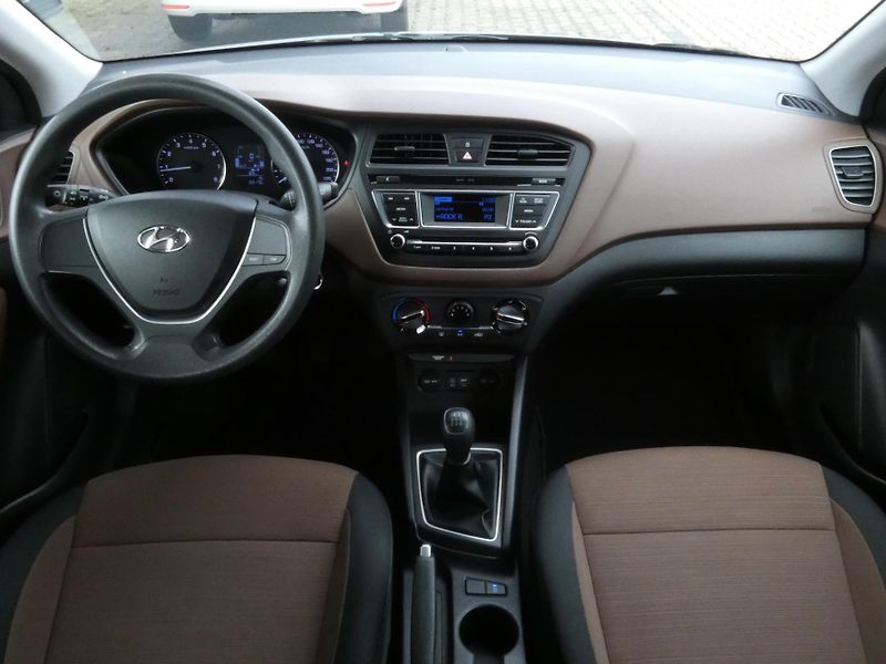 Hyundai i20 1,2 /55kW - fotka 17 z 30