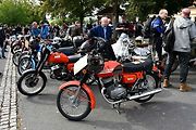 Na tradiční Lidický okruh dorazily desítky historických automobilů a motocyklů, které obdivovali návštěvníci z Kladna i širokého okolí.