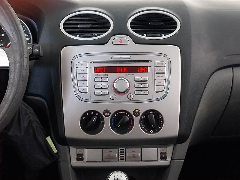 Ford Focus (2008) 1.8 16V, nová STK, Tažné - fotka 12 z 17