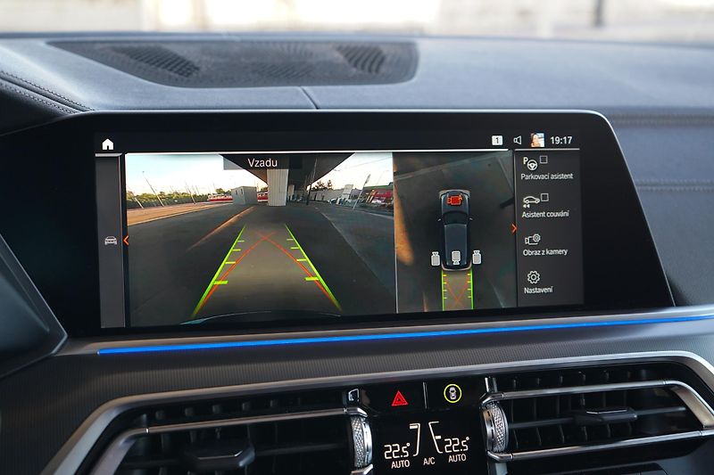 BMW X5 (2022) BMW X5 M50i - fotka 38 z 50