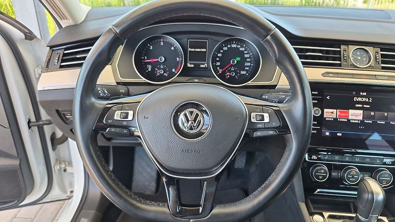 Volkswagen Passat 2.0 TDI 110kw R-Line - fotka 13 z 26