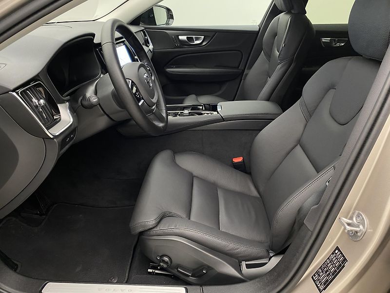 Volvo V60 T6 AWD PLUG-IN DARK REZERVACE - fotka 3 z 58
