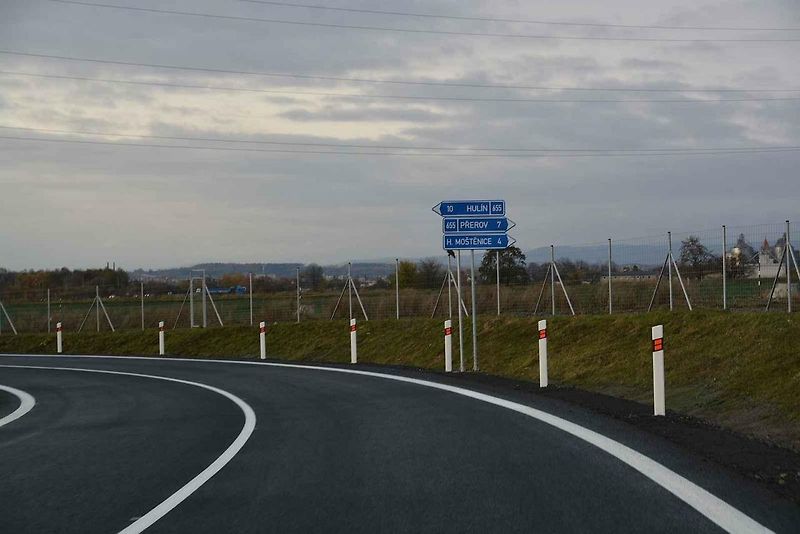 Řidiči, kteří míří po dálnici D1 z Kroměříže na Přerov, mohou už od listopadu u Říkovic najíždět na novou rampu.