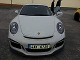 A opakovaně se pokouší zbavit unikátního Porsche