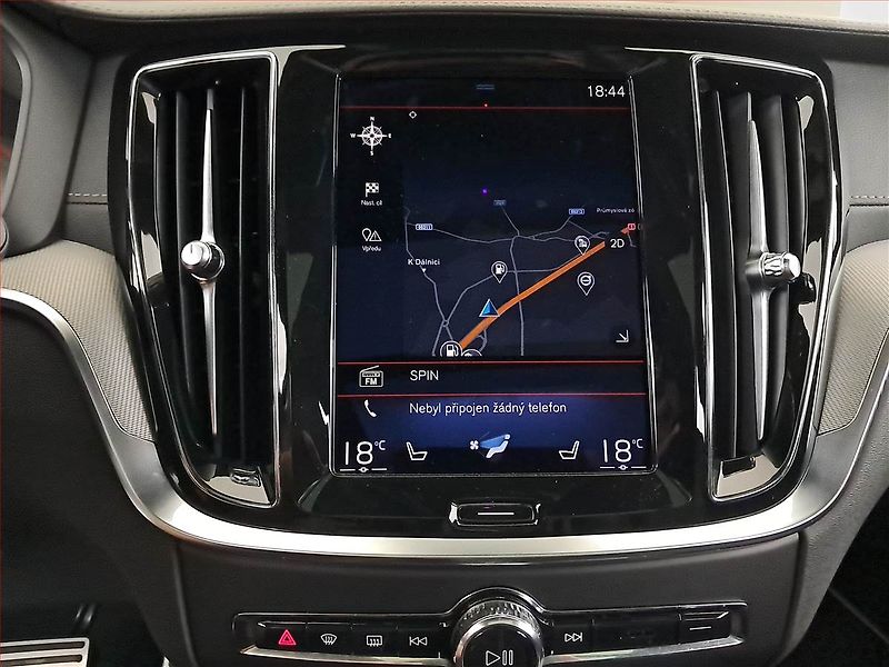 Volvo V60 (2021) R-Design T8 Twing Engine - fotka 17 z 27