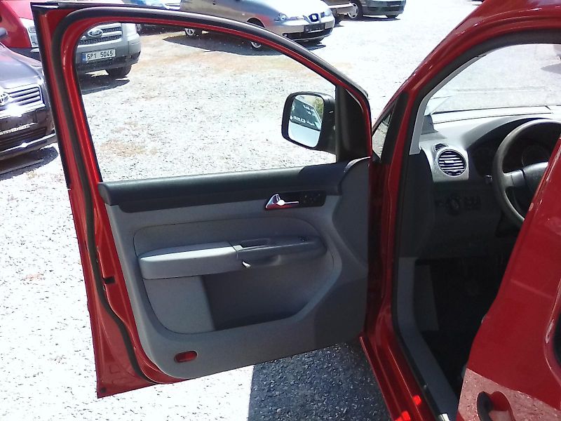 Volkswagen Caddy (2009) 1.4i 16V / LPG, 7.míst, závěs - fotka 19 z 38