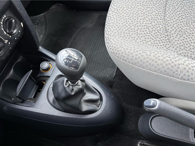 Renault Clio 1,2i 43kW - fotka 15 z 21