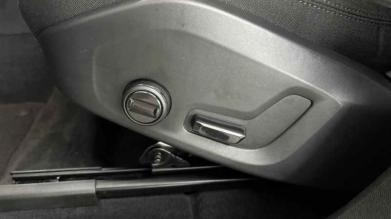 Volvo XC60 2.0 B4 AUT AWD Core - fotka 22 z 28