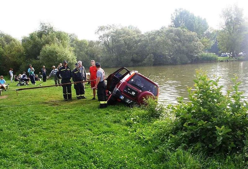Řidič červené Hondy chtěl vycouvat, ale místo toho se rozjel dopředu, přímo k vodní hladině. Ještě však stihl zatočit, takž nevjel do vody přímo, ale dvěma koly zůstal na trávě.